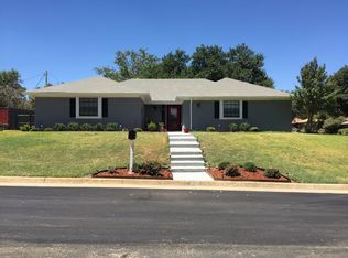 829 Forest Ct, Burleson, TX 76028