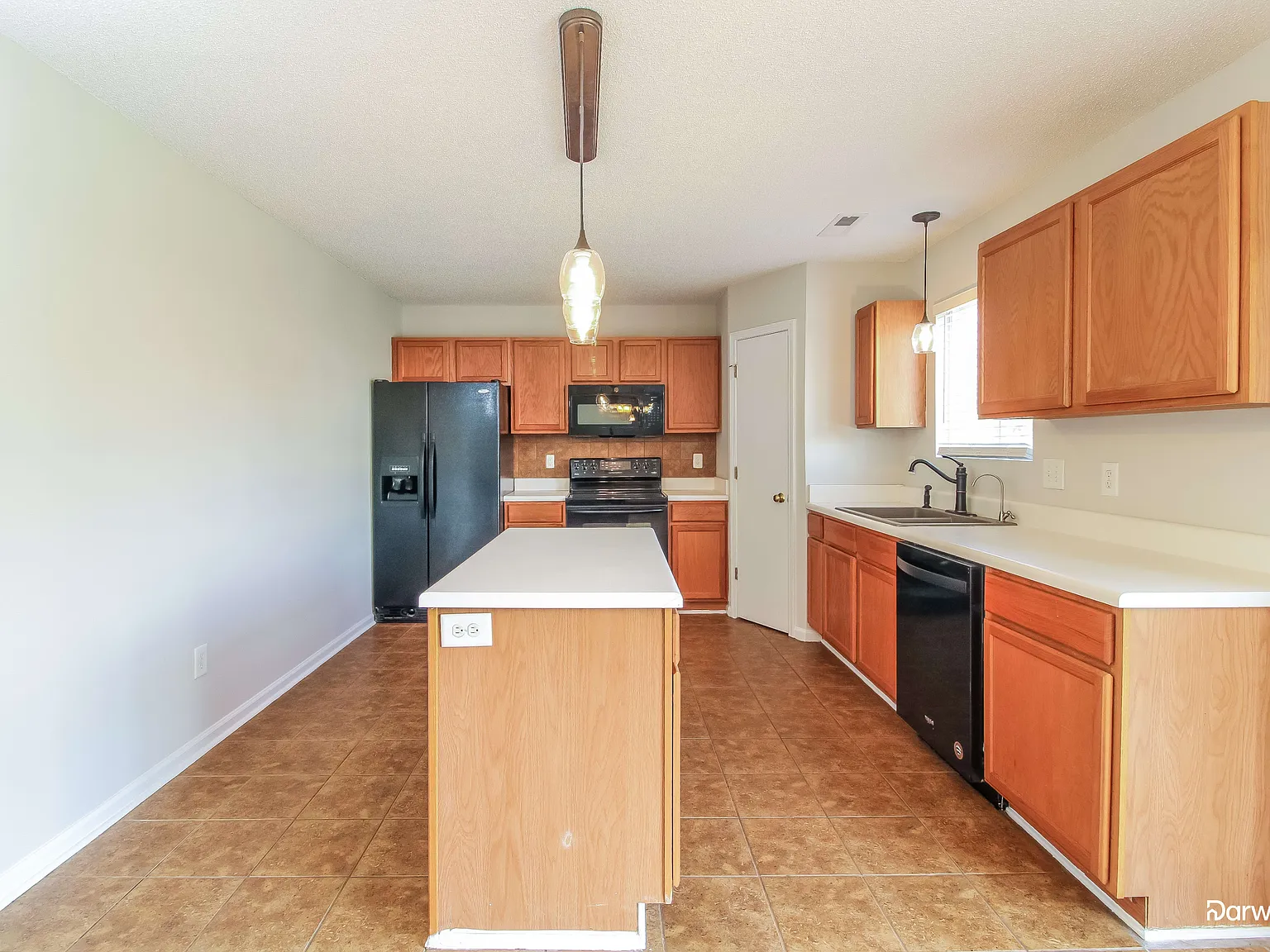 4 bed, 2.5 bath, 2407 sqft, $2,200 — Photo 2