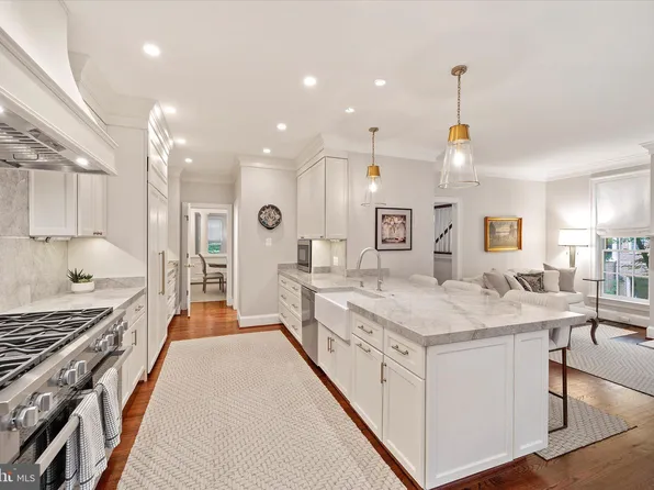 2011 Mayfair McLean Ct, Falls Church, VA 22043