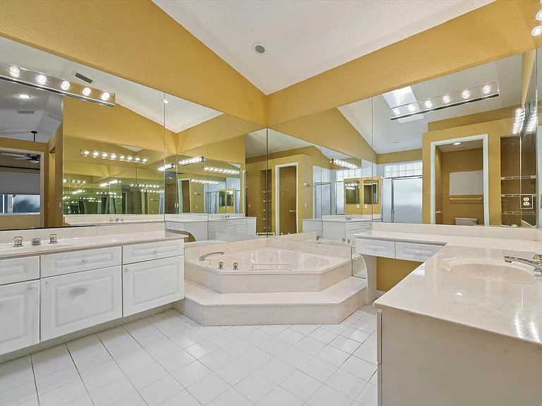 10860 Fairmont Village Dr — Photo 24