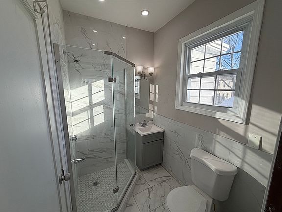 3rd image of 12 Stoneland Rd