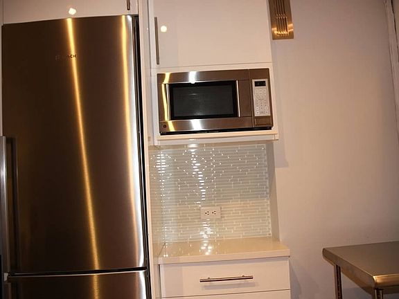 4th image of 118 W 72nd St APT 301