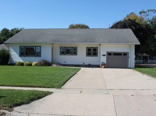 1009 Division St, Hull, IA 51239