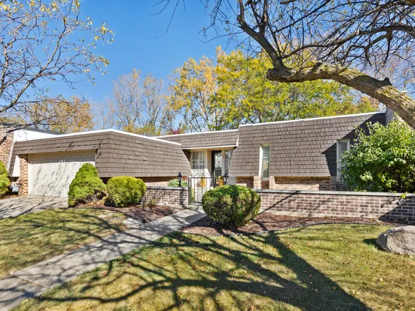 13 Temple Garden Ct, St Charles, IL 60174