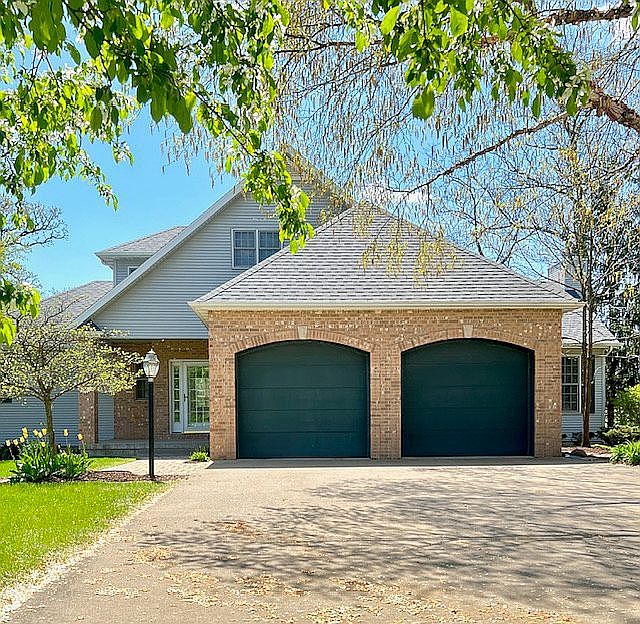1st image of 60 Royal Wood Dr