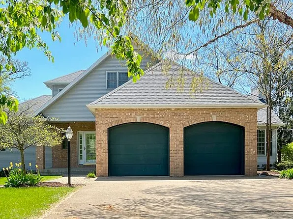 60 Royal Wood Dr, La Salle, IL 61301