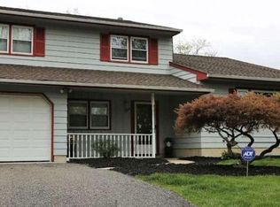 1 Iris Dr, East Windsor, NJ 08520