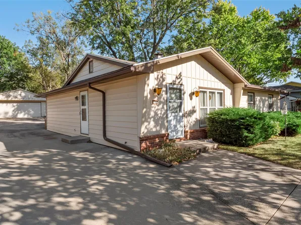221 N Hickory Blvd, Pleasant Hill, IA 50327