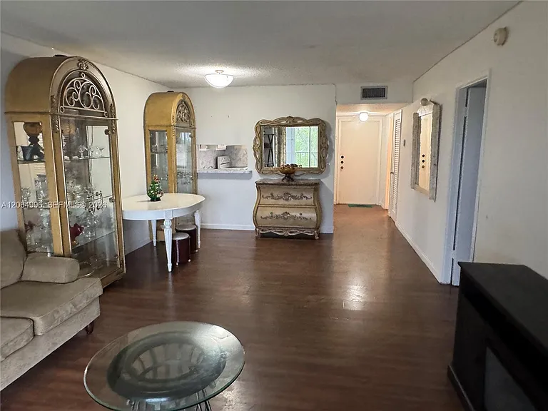 950 Hillcrest Dr #411 — Photo 8