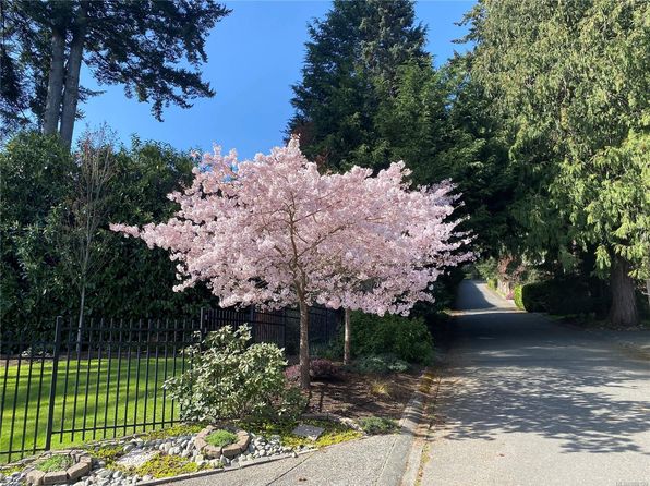 2220 Arbutus Rd, Saanich, BC V8N 1V3