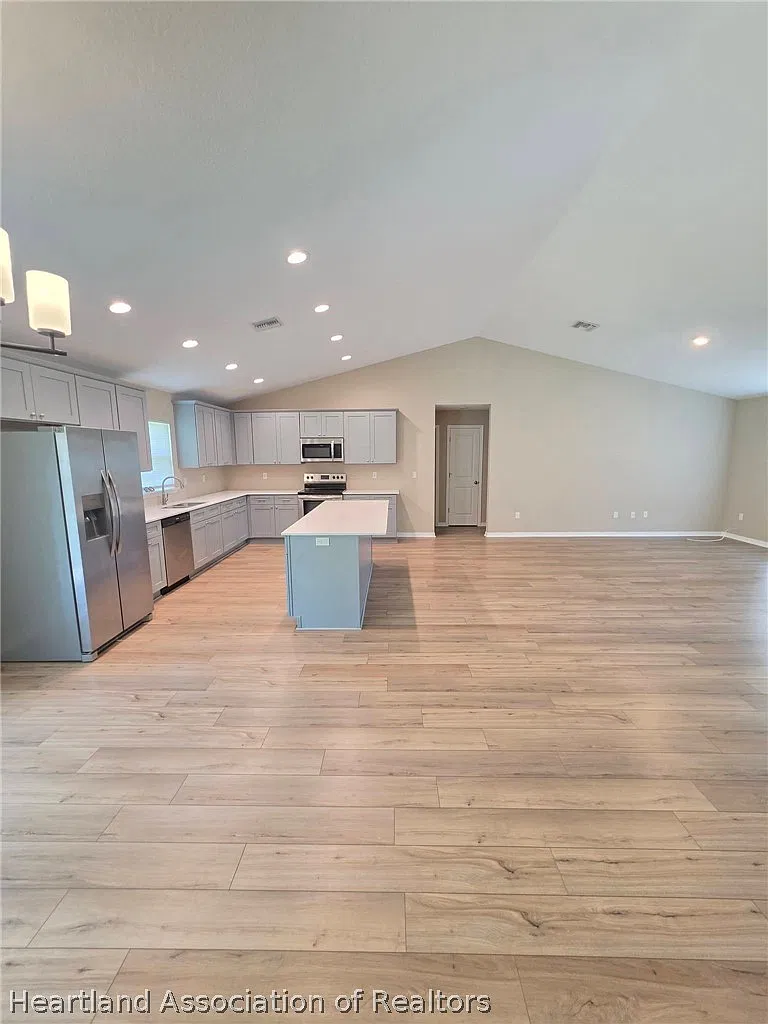 3 bed, 2.0 bath, 1795 sqft, $2,100 — Photo 3