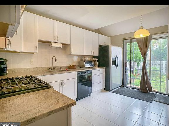 5th image of 23 Honey Locust Ln