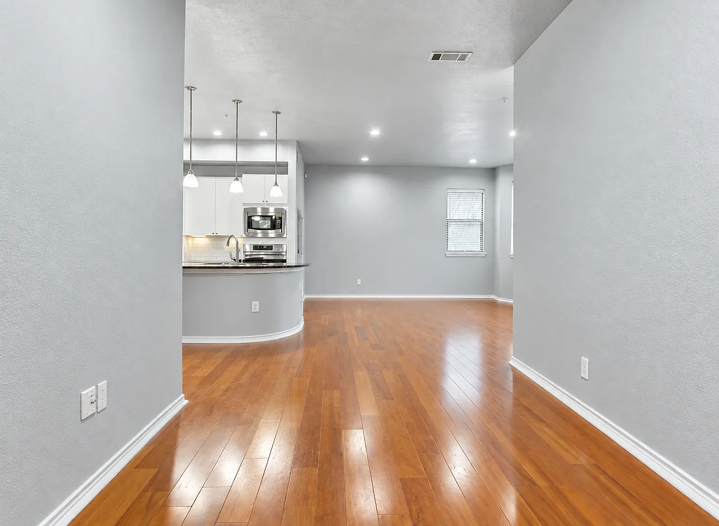 3 bed, 2345 sqft, $2,550 — Photo 3