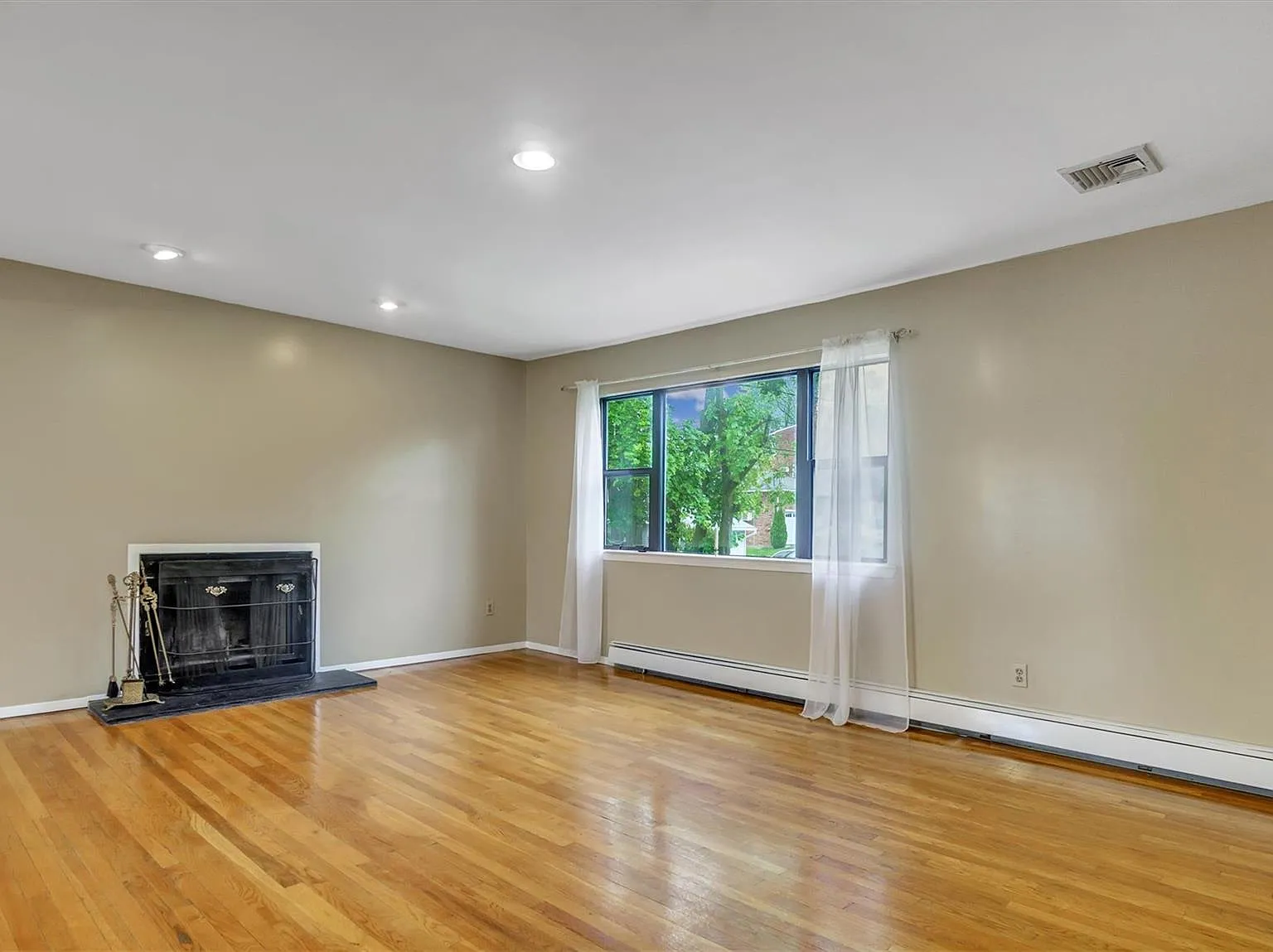 3 bed, 1.5 bath, 1200 sqft, $3,300 — Photo 3