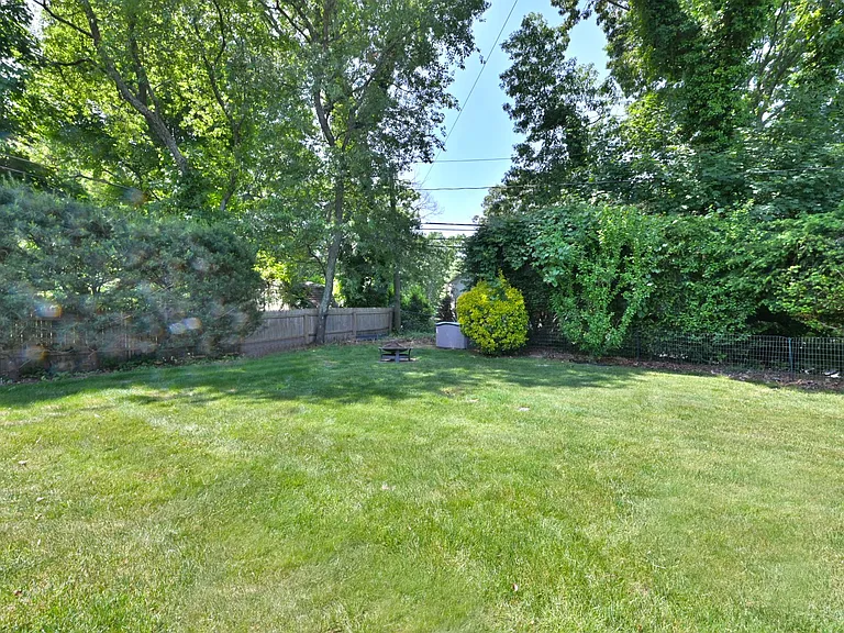 Howell Dr — Photo 13
