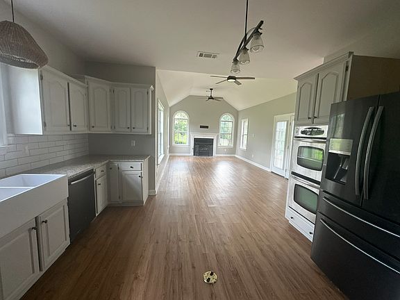 3rd image of 878 Charles Pl