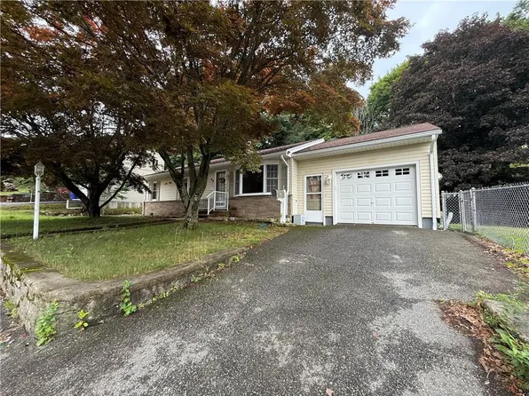 28 Arthur St, West Warwick, RI 02893