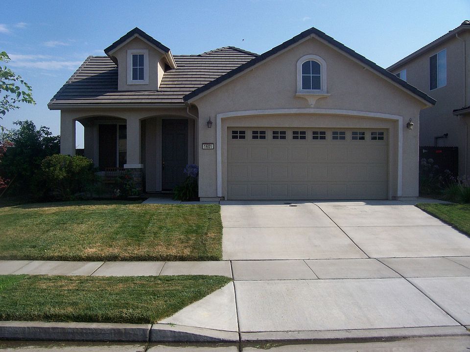 Beautiful Home- Like New!