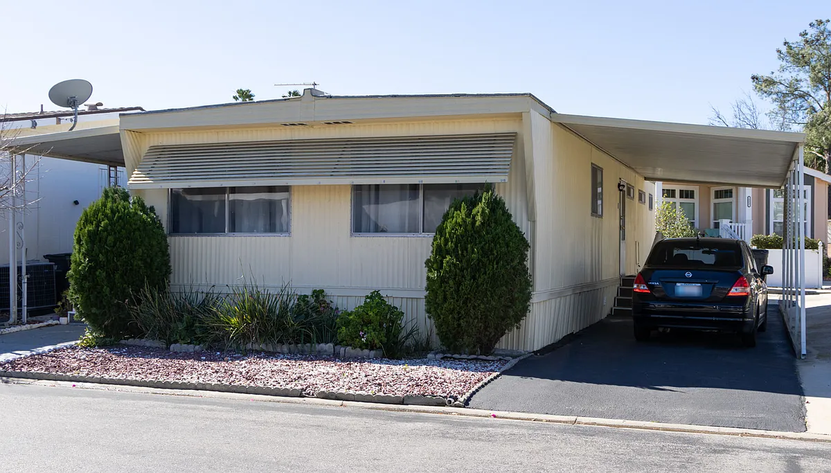 Photo 2 of 12 - 195 Tierra Rejada Rd #221 - Simi Valley, CA Building Photo - 195 Tierra Rejada Rd #221