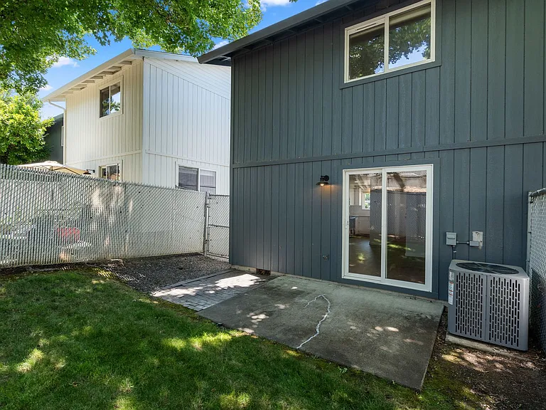Talent Parkside Apartments — Photo 29