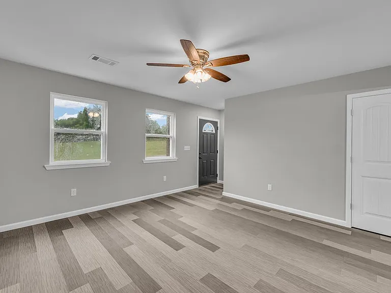 2814 Burke Ave — Photo 2