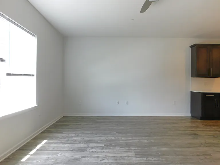 2321 Linford St #201 — Photo 2