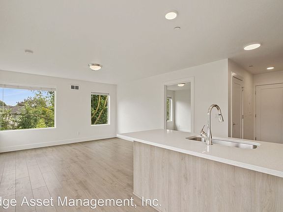 5th image of 4730 SE Belmont St #11