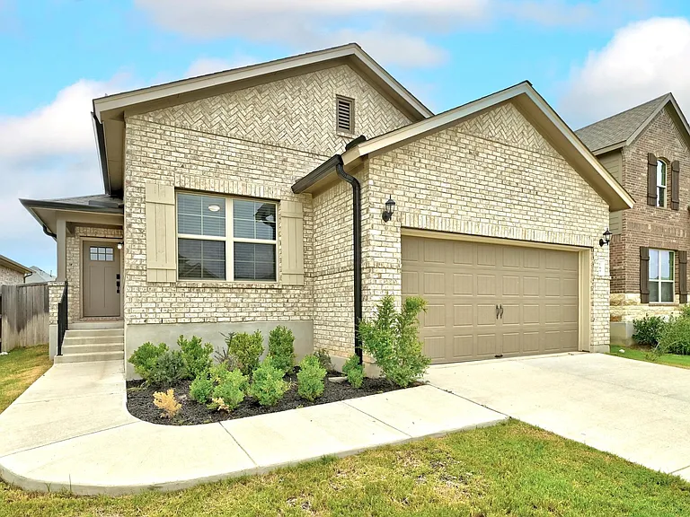 149 Hackberry Ln — Photo 3