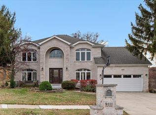 9111 Hawthorn Dr, Hickory Hills, IL 60457
