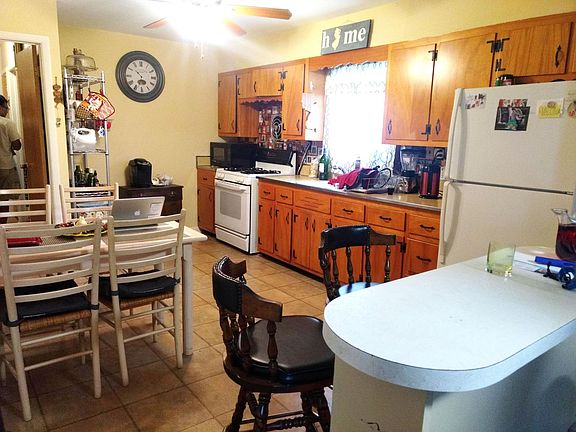 Large Eat-In Kitchen with Counter