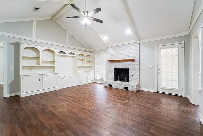 3 bed, 2.0 bath, 1804 sqft, $2,045 — Photo 4