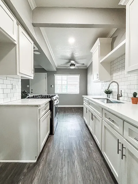 Maureen Court/Mirawood Apartments — Photo 3