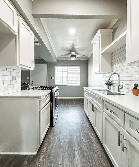 Maureen Court/Mirawood Apartments — Photo 3