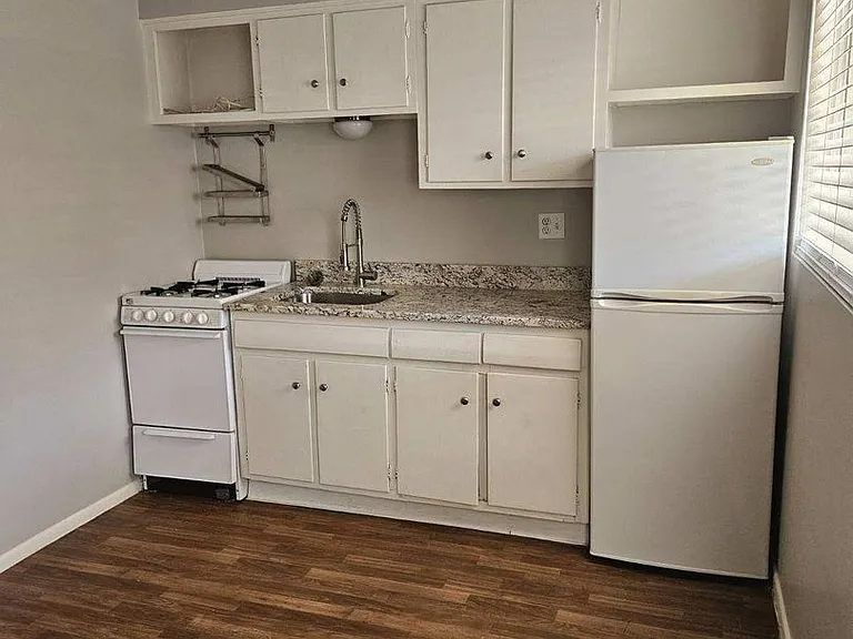 302 W Medlock Dr #8 — Photo 2