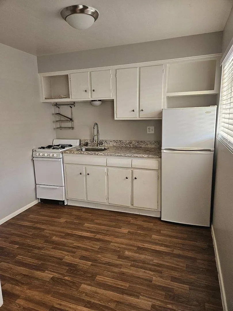 Building Photo - 302 W Medlock Dr #8