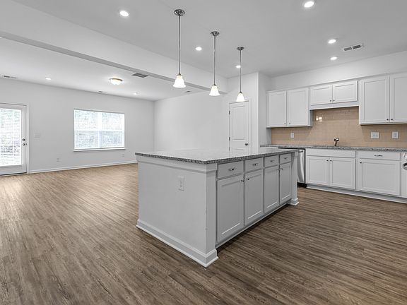 5th image of 135 Townsend Ave