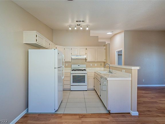 2nd image of 2110 Los Feliz St Unit 2025