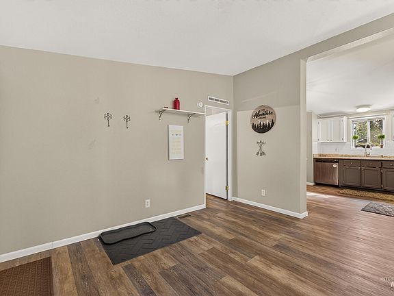 4th image of 185 Deedee Ln