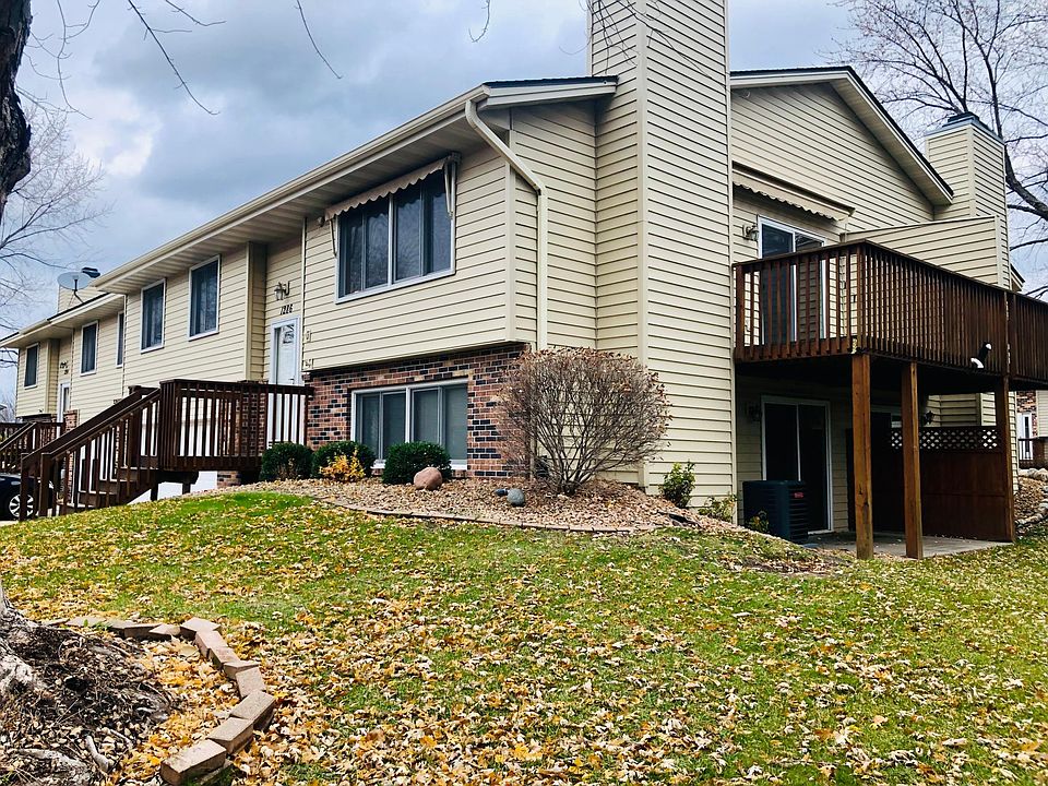 Welcome to 1286 Deercliff Lane! Lovely Townhome located in the Heart of Eagan!