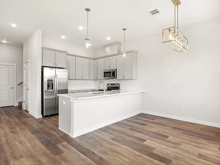 706 N Sycamore Dr — Photo 32