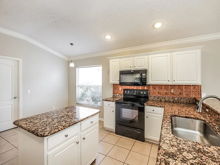 304 Fareham Dr — Photo 8