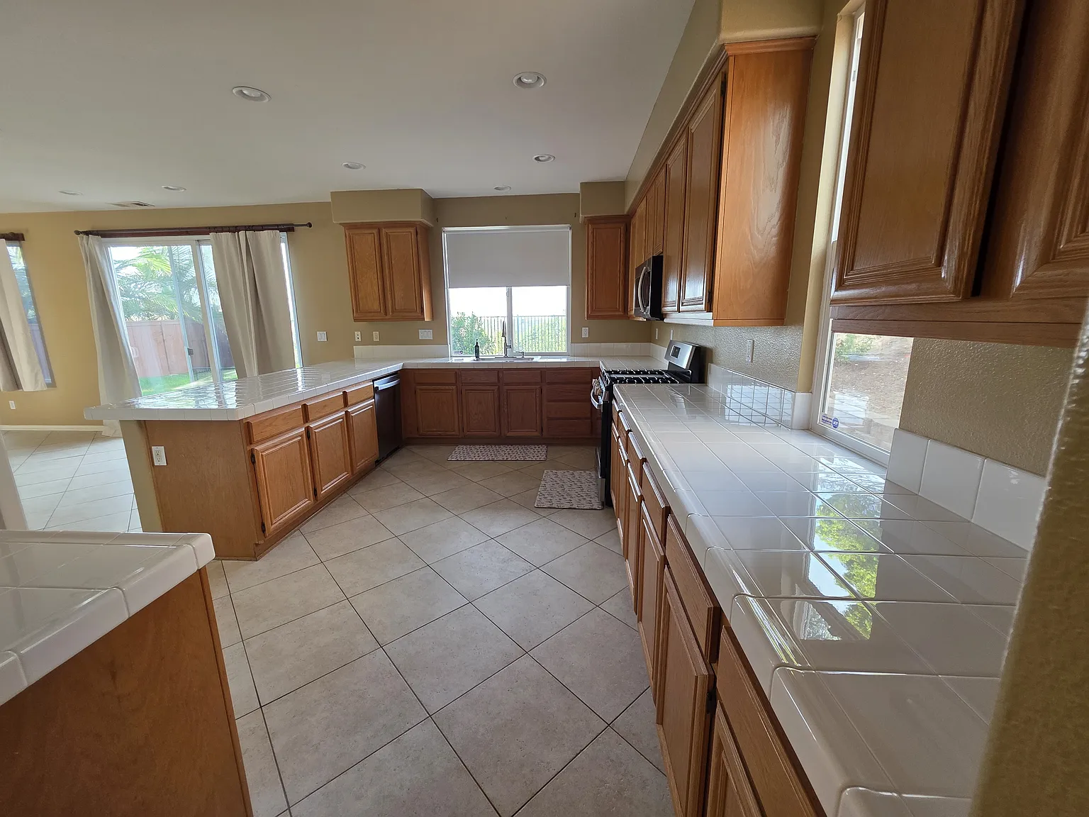 4 bed, 2286 sqft, $5,200 — Photo 2