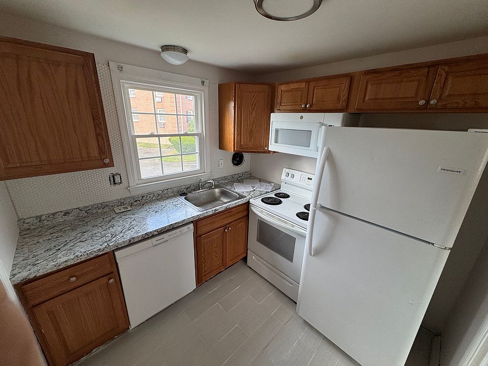 kitchen renoavated with backslash and tile!