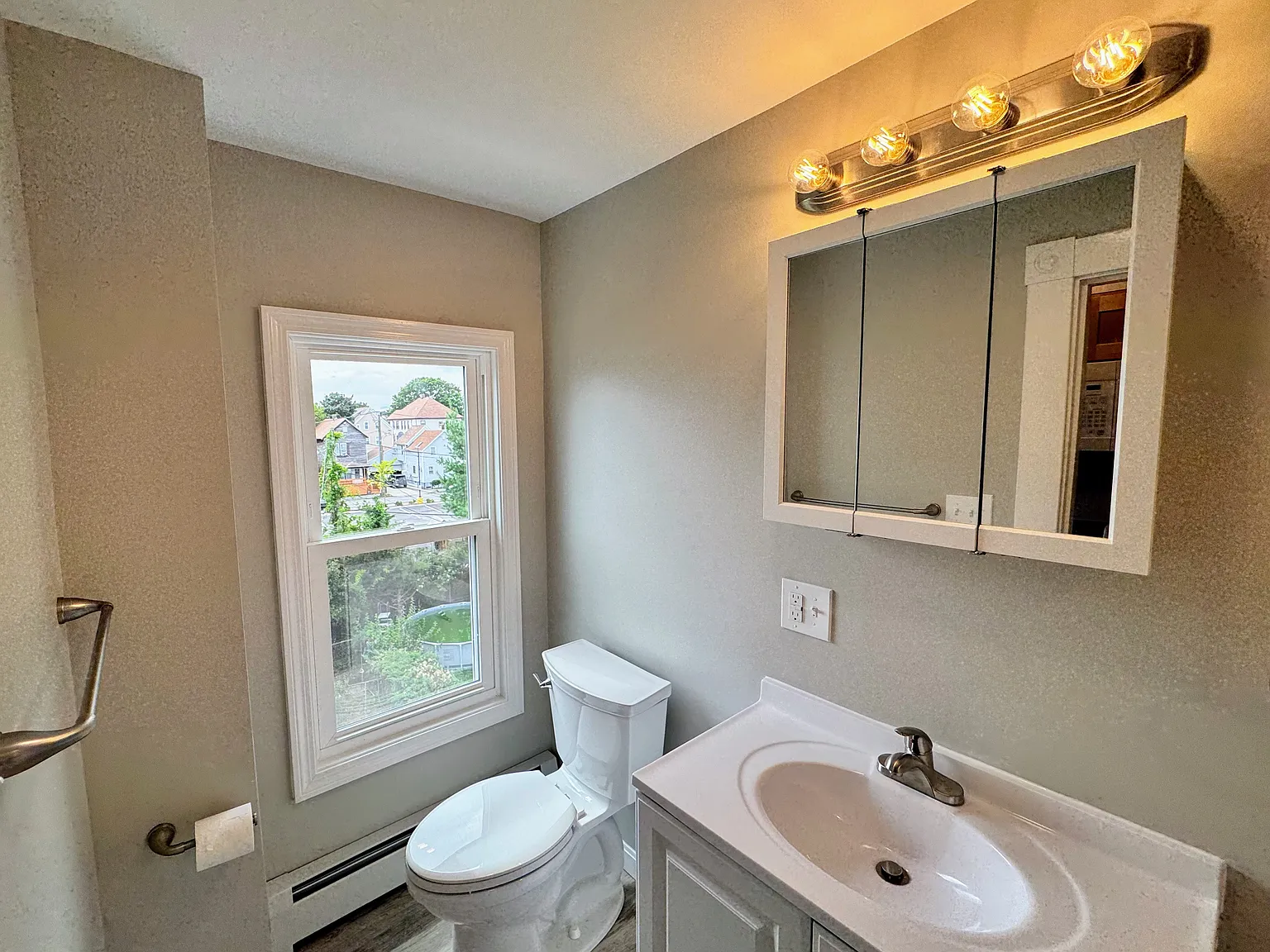 3 bed, 853 sqft, $1,750 — Photo 2