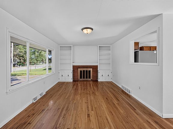 4th image of 8 Dundee Dr