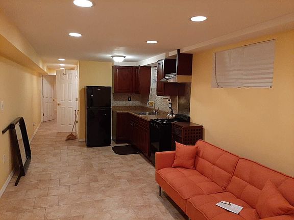 3rd image of 472 Jefferson Ave #1