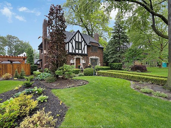 3rd image of 2032 Willistead Cres