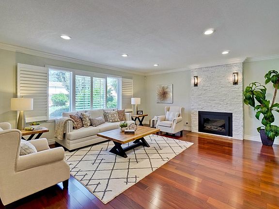 3rd image of 654 Oneida Dr