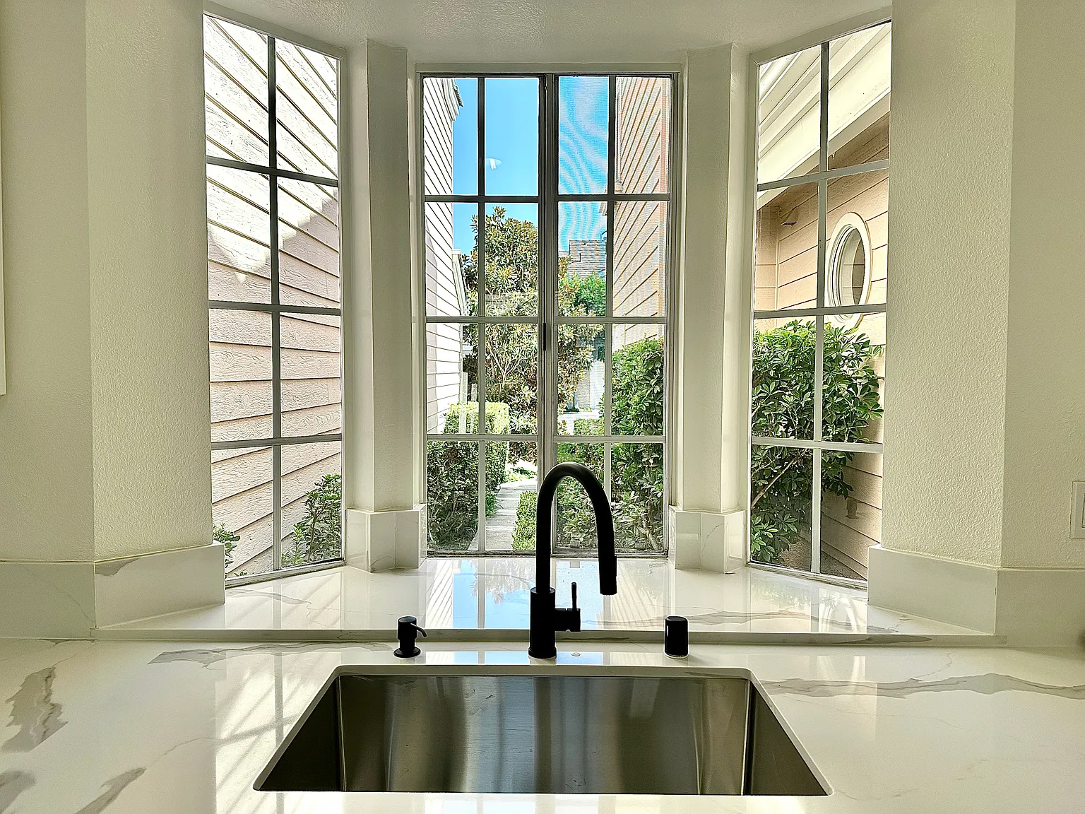 3 bed, 2.5 bath, 2097 sqft, $5,500 — Photo 1