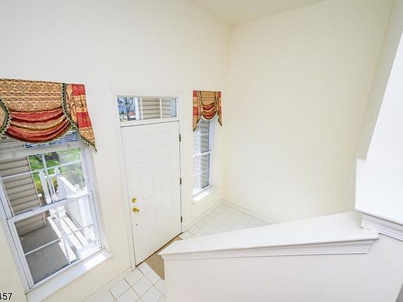 4th image of 37 Loft Dr